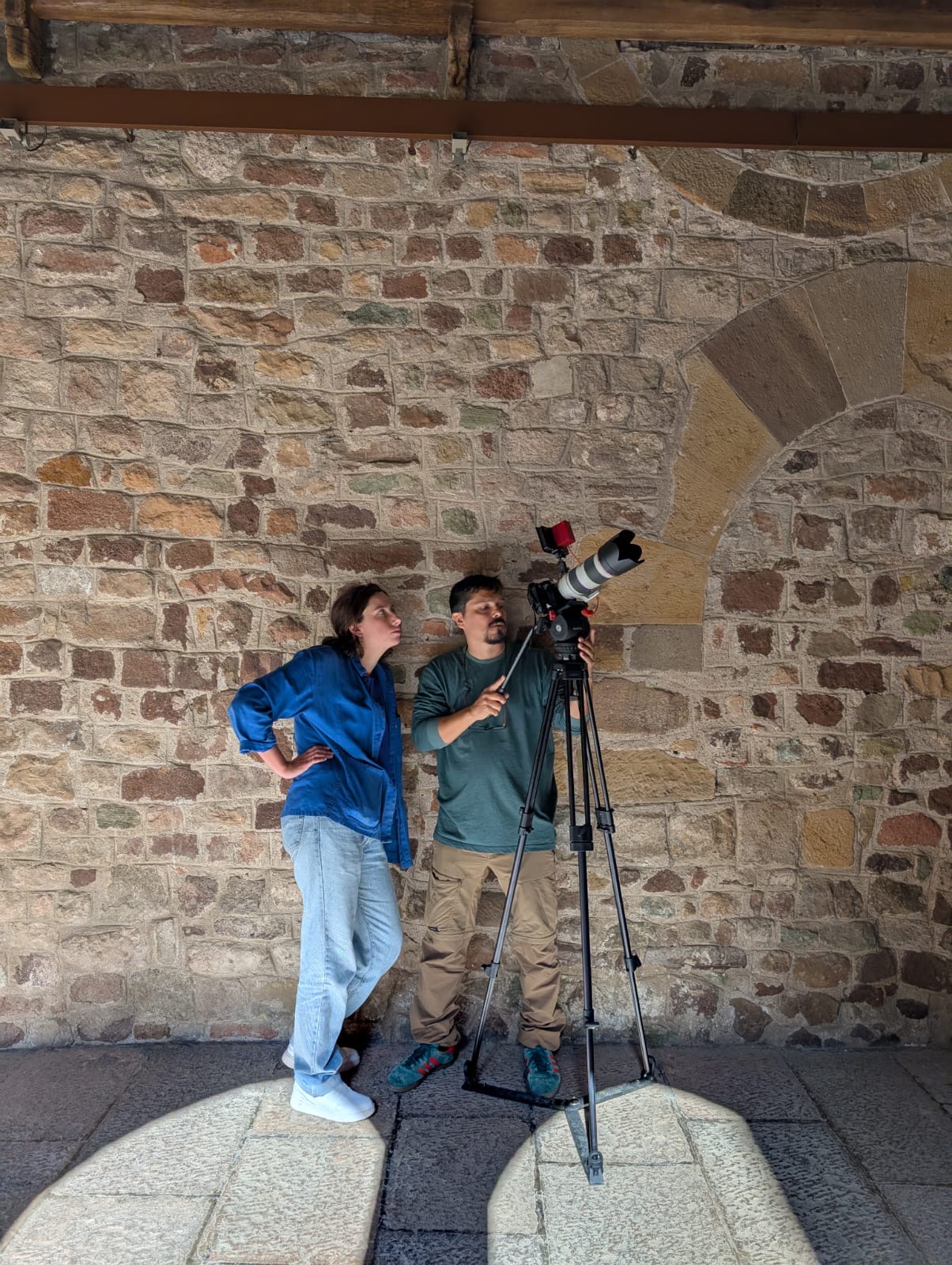 Léna Nicollet en tournage au Cloître de Fréjus, au lever du soleil