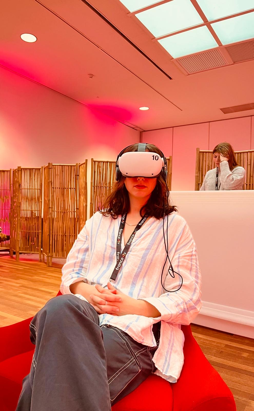 Léna Nicollet testant un casque de réalité virtuelle